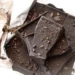 Image montrant du chocolat noir et des panneaux attention car certains ne sont pas bons pour la santé