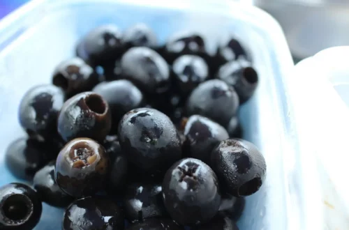 Les olives noires ne sont pas toujours naturelles : elles peuvent être colorées avec du gluconate de fer.