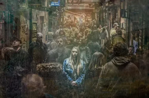 Image montrant femme seule qui illustre l'expression jouer les cassandre