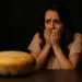 image montrant une personne qui a peur de la superstition concernant le pain à l'envers